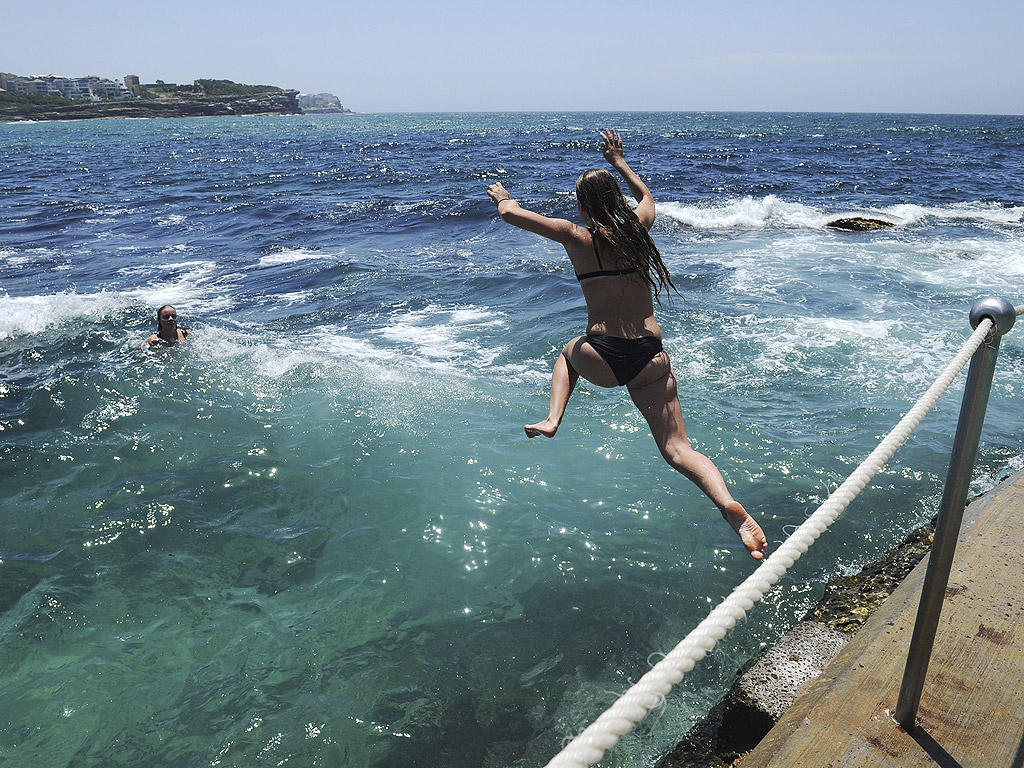 Хора се радват на водата на плажа Бронте бийч в Сидни, Нов Южен Уелс, Австралия. Температури до 47 градуса по Целзий се прогнозират в Нов Южен Уелс и много части на страната