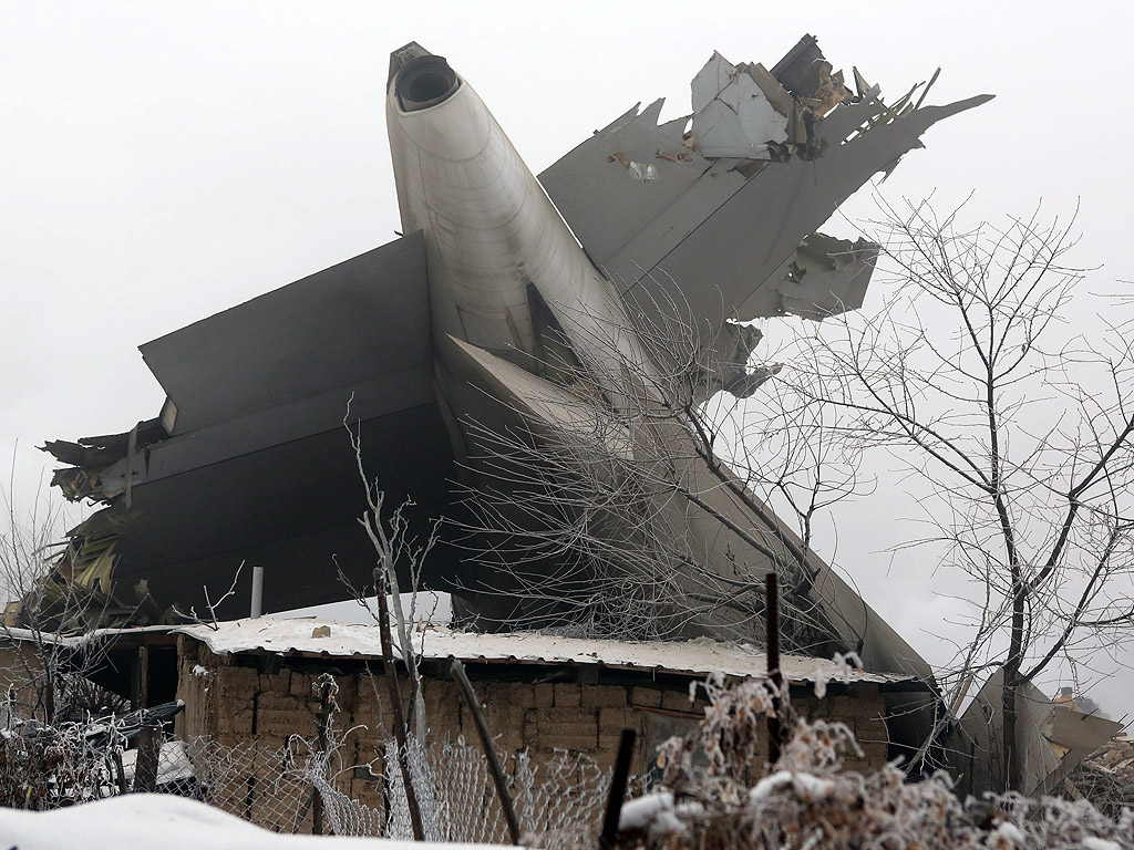 Турски товарен самолет „Боинг“747 се разби върху жилищна сграда в столицата на Киргизстан и буквално я смаза. Световни агенции съобщиха, че загиналите са най-малко 37 души, а още 8 са откарани в болница с различни наранявания.