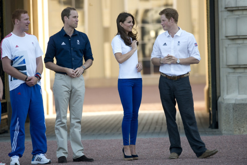 Кейт Мидълтън със сини джинси за 45 долара по време на донасянето на Олимпийския огън в Бъкингамския дворец. През 2012 г. Лондон беше домакин на Летните олимпийски игри.