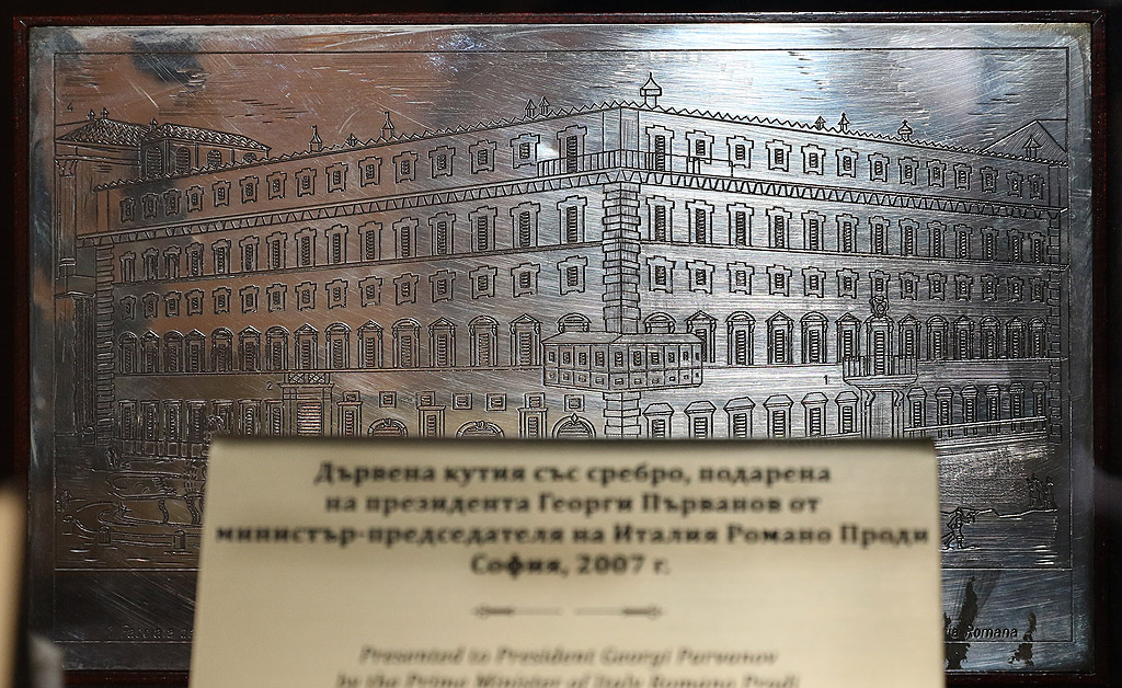 Дървена кутия със сребро, подарена на президента Георги Първанов от минисър-председателя на Италия Романо Проди