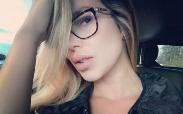 Ослепителна хубавица си пада по голфа