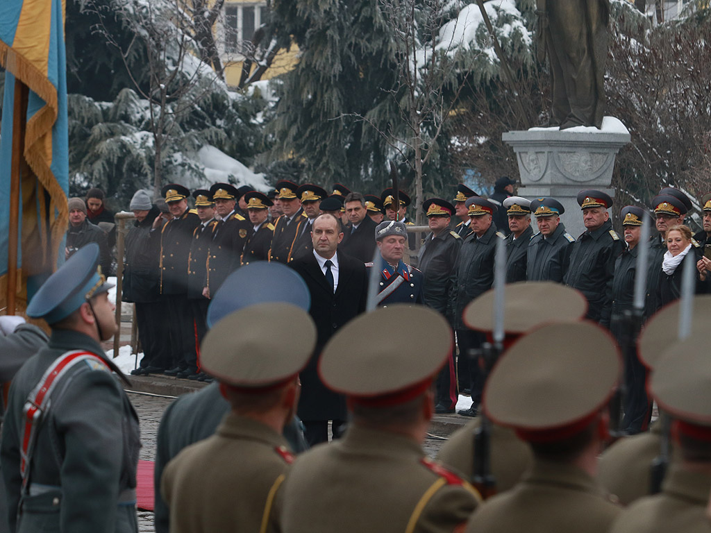 С официална церемония избраният за президент Румен Радев встъпи в длъжност днес. В 11 ч. на пл. „Св. Александър Невски” започна приемането на строя на гвардейците. След встъпването в длъжност на Румен Радев, което бе отбелязано с 21 салюта около 11:25 часа, последва прегръдка и ръкостискане с премиера в оставка Бойко Борисов.