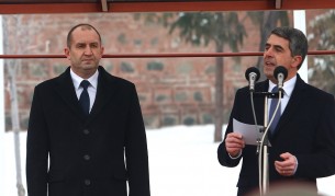 Румен Радев и Росен Плевнелиев при церемонията по встъпване в длъжност на новия президент по-рано тази година.