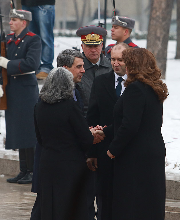 С официална церемония избраният за президент Румен Радев встъпи в длъжност днес. В 11 ч. на пл. „Св. Александър Невски” започна приемането на строя на гвардейците. След встъпването в длъжност на Румен Радев, което бе отбелязано с 21 салюта около 11:25 часа, последва прегръдка и ръкостискане с премиера в оставка Бойко Борисов.