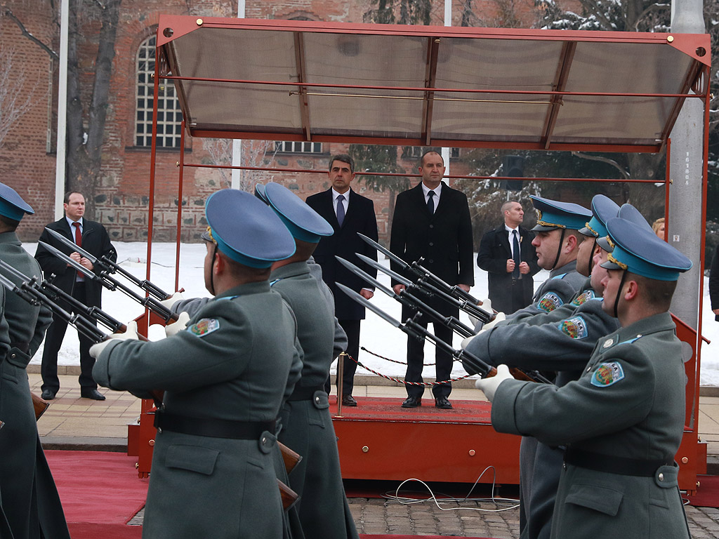 С официална церемония избраният за президент Румен Радев встъпи в длъжност днес. В 11 ч. на пл. „Св. Александър Невски” започна приемането на строя на гвардейците. След встъпването в длъжност на Румен Радев, което бе отбелязано с 21 салюта около 11:25 часа, последва прегръдка и ръкостискане с премиера в оставка Бойко Борисов.