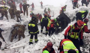 Лавина уплаши скиори във френските Алпи