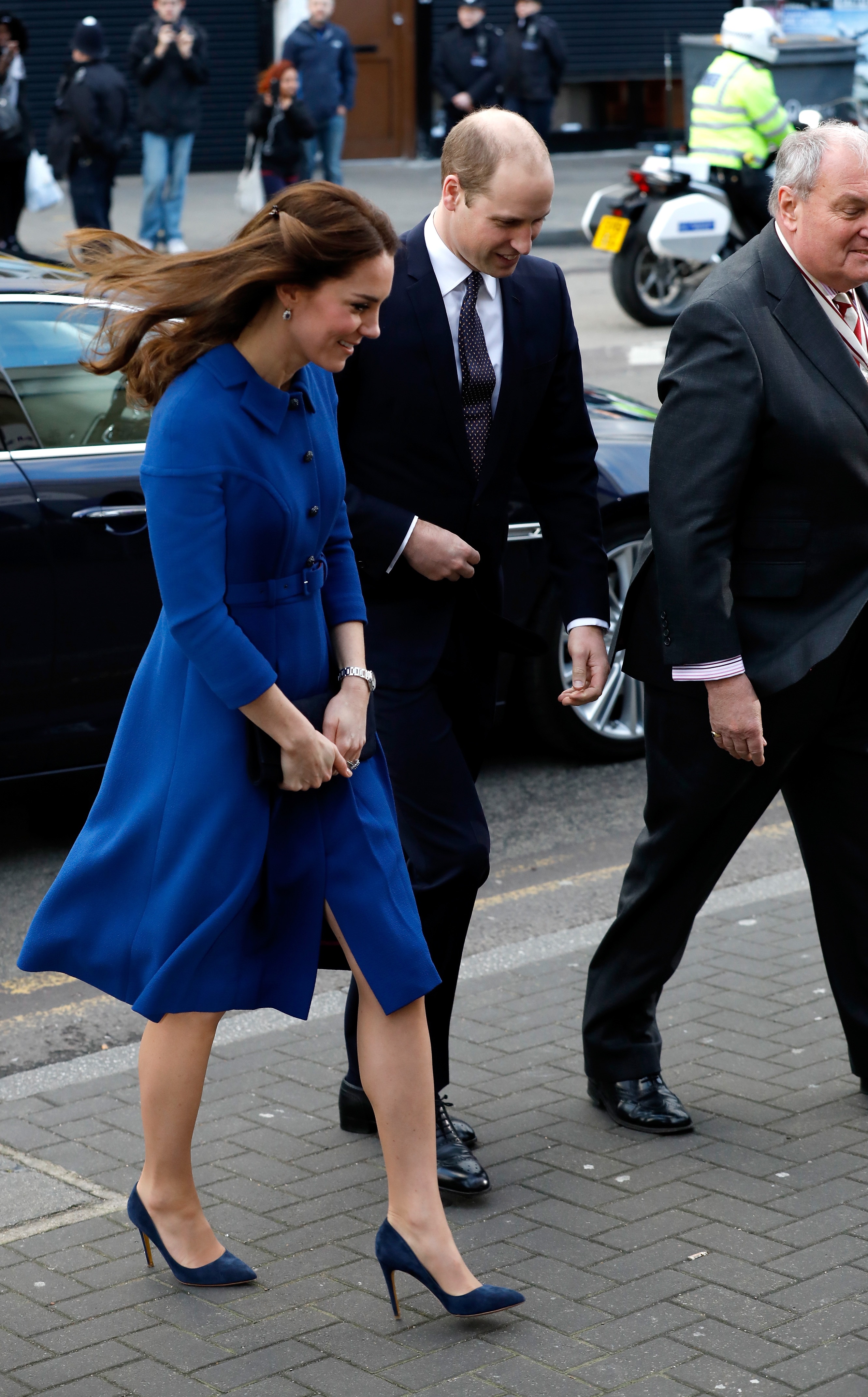 За първото си официално събитие през 2017-а година Кейт Мидълтън се появи в елегантно палто тип рокля в кралско синьо, дело на български дизайнер. Дизайнът е на Петър Петров, който работи за английската марка "Епонин". Фирмата е известна със стилните си дрехи в стилистиката на 50-те и 60-те години. Съпругата на принц Уилям избира за втори път техен тоалет.