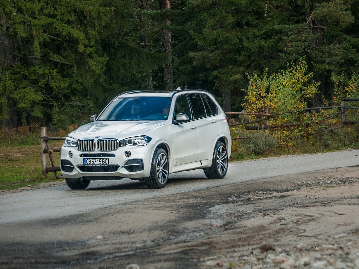 BMW X5 M50d е автомобил, с който не можеш да опишеш завоя с пушещи гуми, но можеш да го опишеш с невероятна скорост, а колкото по-висока е тя, толкова по-добре стои на пътя. Това е автомобил, с който можеш да изминеш 1000 км само с едно спиране до двете нули, а накрая да видиш разход около 10 л/100 км, но с 381 к.с. и спринт до 100 км/ч за 5,3 секунди. При тегло малко под 2,3 тона! Това е Звяр.