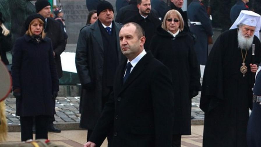 Бойко Борисов гледа встъпването в длъжност на новия президент ген. Румен Радев