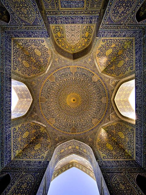 Шахската или Имамската джамия<br />
Най-голямата джамия в Исфахан. Строителството ѝ започнало през 1611 по заповед на шах Абас I Велики и свършило през 1641. Украсена е с уникални картини, мозайки и орнаменти по стените. Общата площ на джамията е 20 000 m2. Височината на минарето е 42 m, а на главния купол - 52 m, което я прави най-високата сграда в Исфахан. Най-голям туристически интерес привлича уникалната акустика на джамията: конструкцията на стените позволява човек да може да слуша шепот на противоположния ъгъл на сградата.