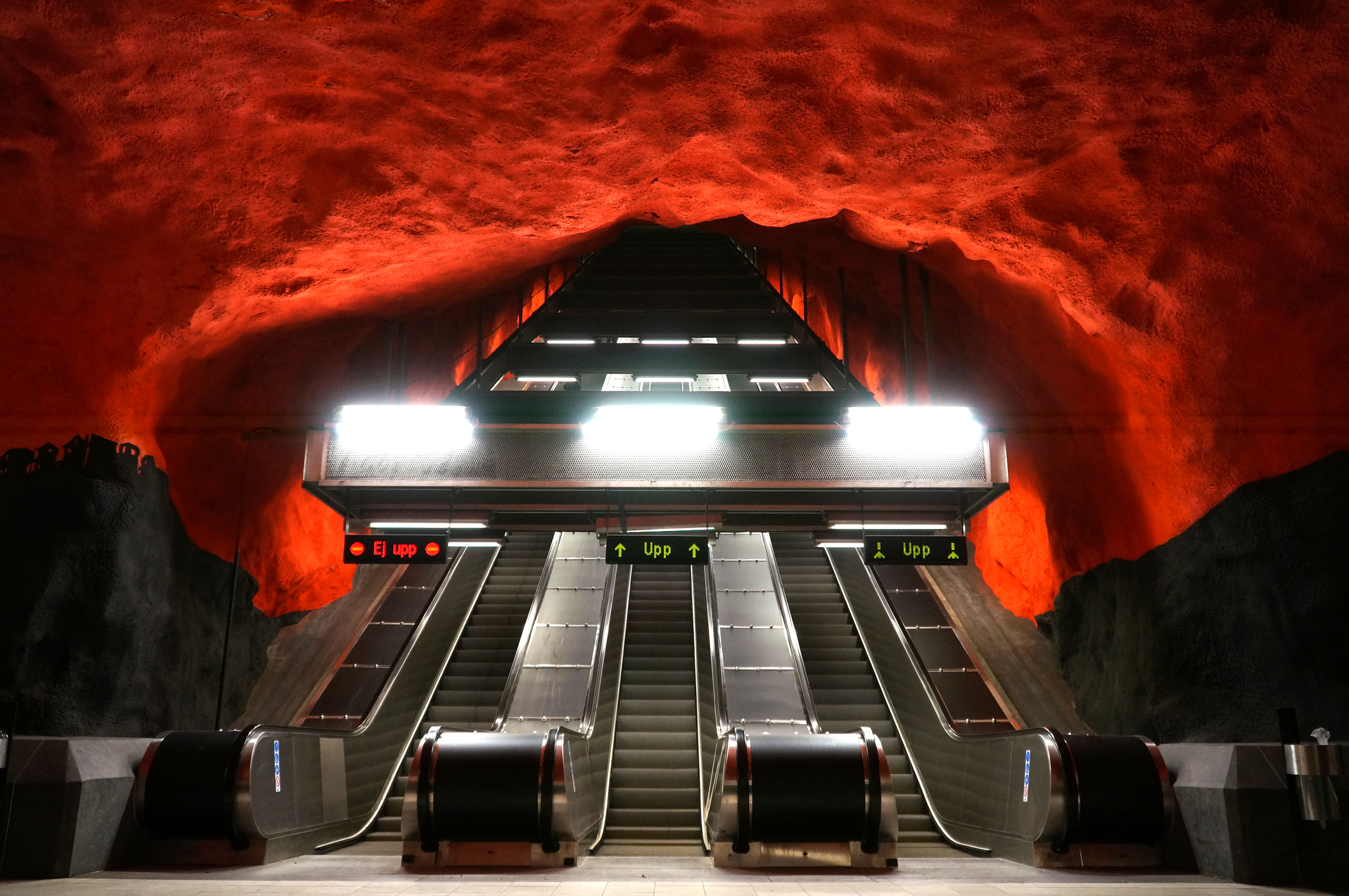 Метростанция Солна – Стокхолм, Швеция<br />
Метростанция Солна се намира на 5 км. от центъра на Стокхолм и е свързана с един от търговските центрове на Стокхолм. Заради близостта си с търговския център, а с това и много ресторанти, и магазини, метростанция Солна е сред най-натоварените в Стокхолм. Таванът й е в червено, а по стените можете да разгледате различни произведения на изкуството.