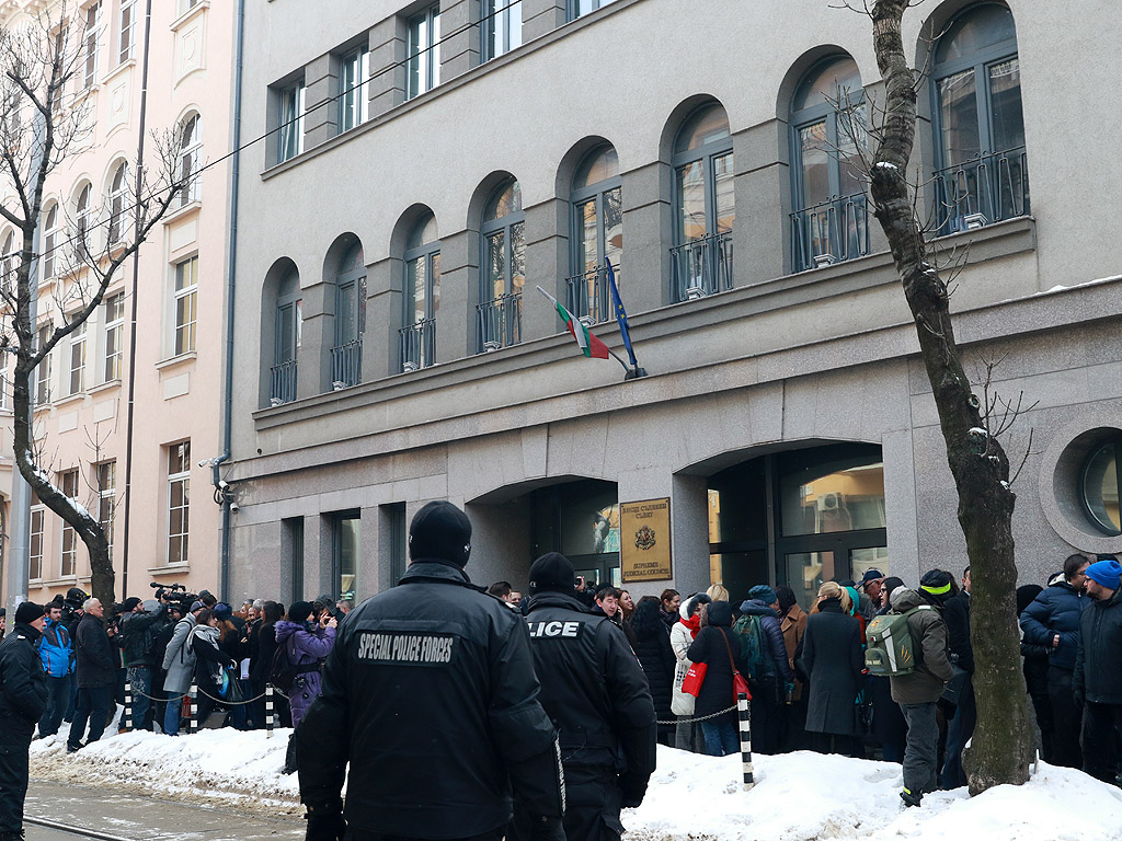 Вторият протест в рамките на месец и половина на най-натоварения съд - Софийския районен съд, събра 30-40 магистрати и от градския съд, както и граждани пред сградата на Висшия съдебен съвет.