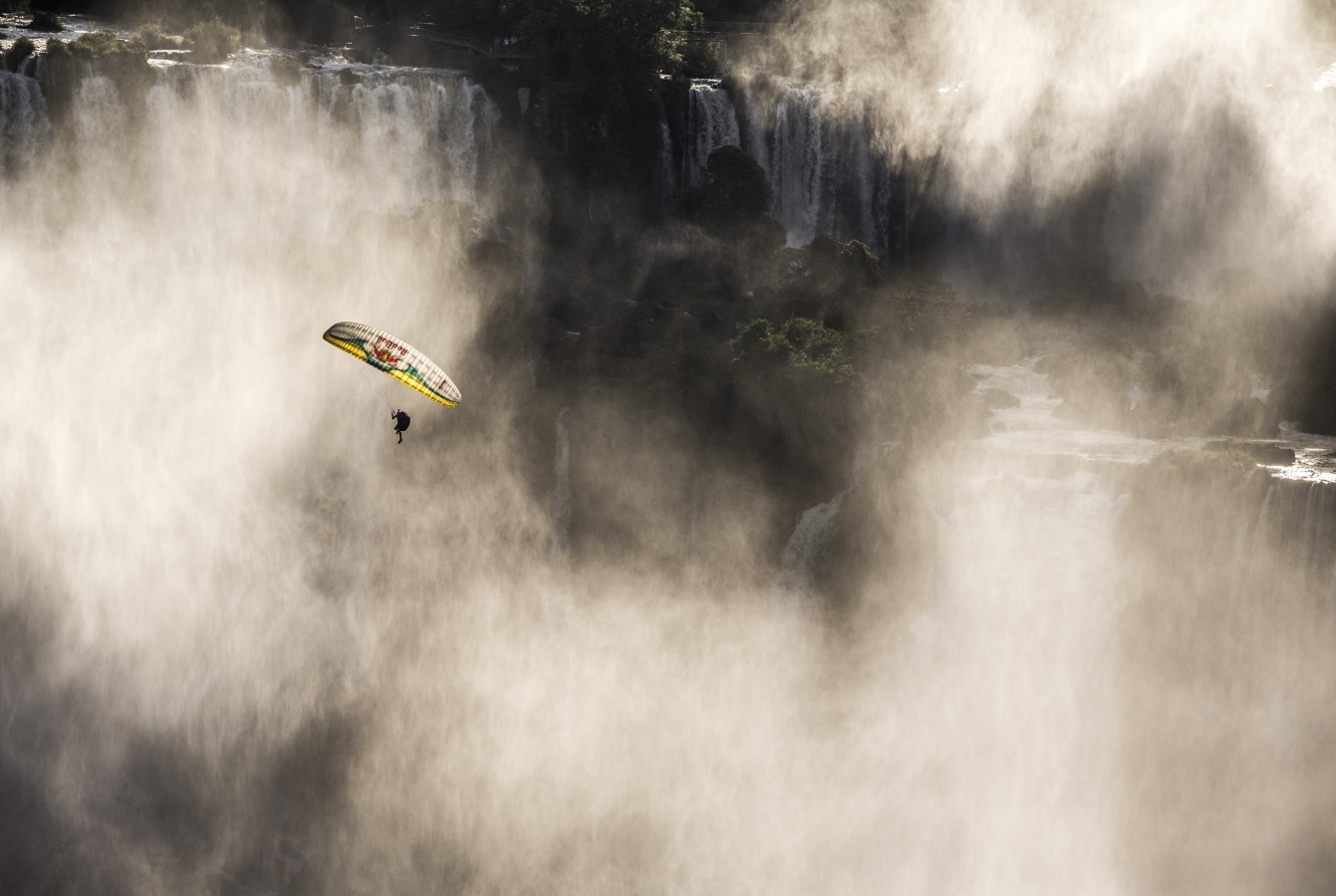 Рафаел Гоберна с парапланер над водопада Игуасу