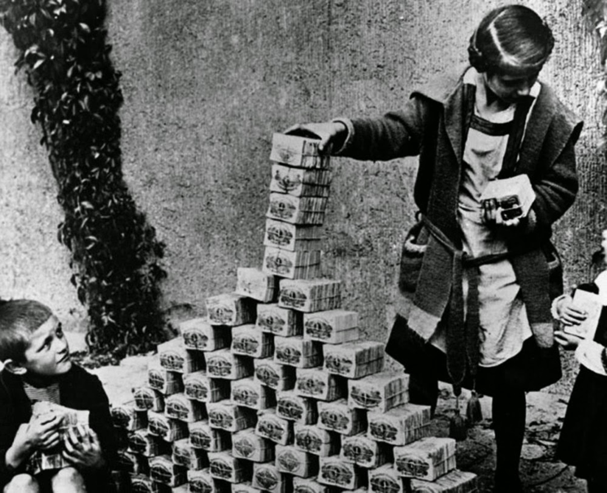 През 20-те години на ХХ в. Ваймарската република претърпява най-лошата хиперинфлация от новата история. 
Стойността на немските марки пада от 4.2 за долар на 8.91 за долар в края на войната, а след нея изплащането на репарации довежда до икономически срив и хиперинфлация при която еквивалентът на 1 долар до 1923 г. достига 4 трлн. и 200 млрд. марки.
По това време нивата на инфлацията възлизат на 3 млн. и 250 хил. процента на месец. Цените на стоките от първа необходимост се покачват двойно на всеки два дни.
Валутата става непотребна, освен на децата, които използвали пачки с марки за игра. По време на хиперинфлацията на хората им е по-изгодно да горят пари, вместо дървесина.