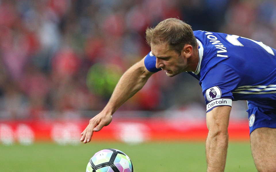 Сръбският защитник Бранислав Иванович води преговори за завръщане във Висшата