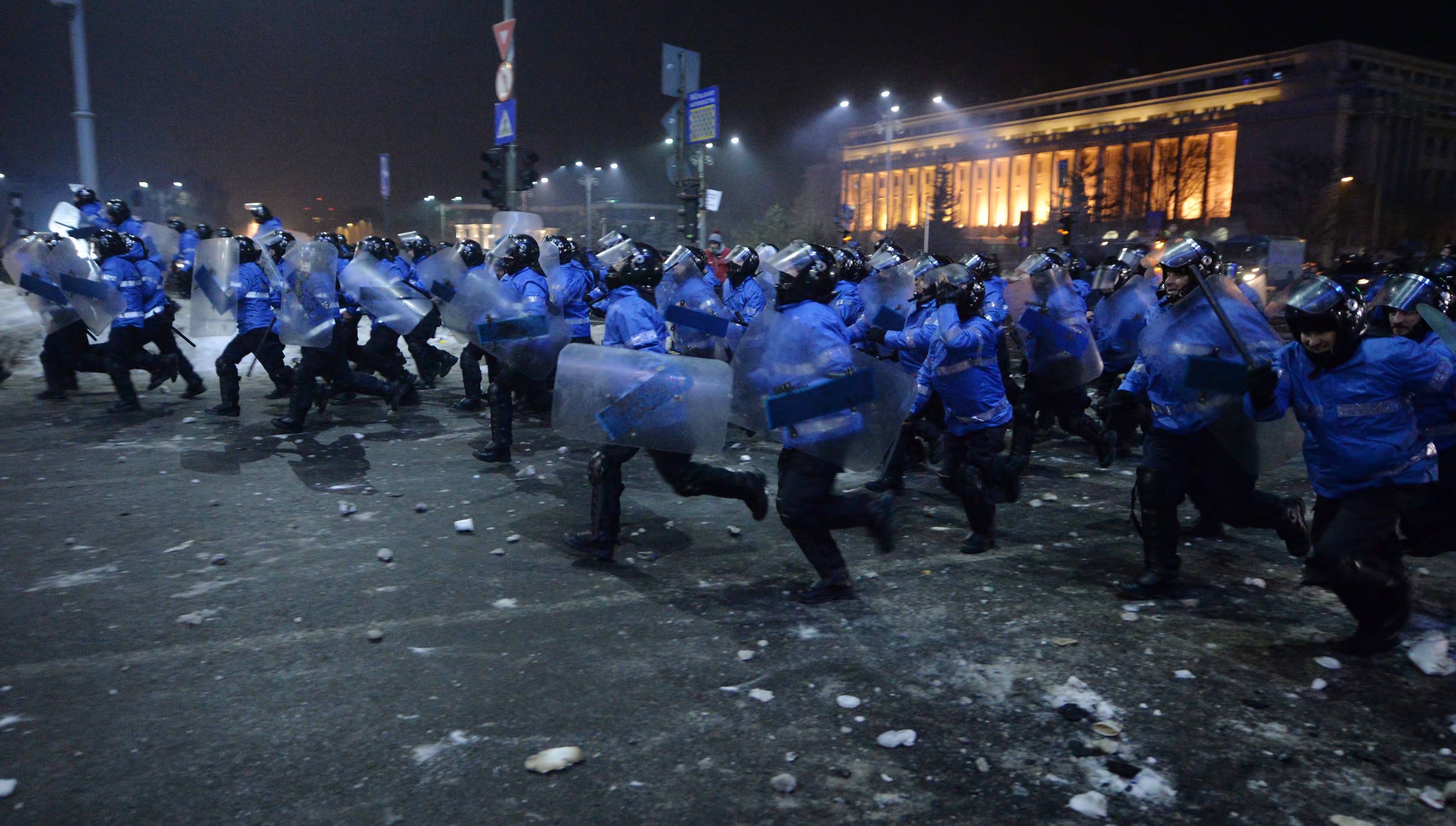 Протестиращите влязоха в свирепи сблъсъци с полицията в Букурещ в сряда вечерта, след ден на огромни, но мирни демонстрации срещу промени в наказателния кодекс, който ще смекчат антикорупционното законодателство в страната и ще позволят амнистиране на политиците в затвора