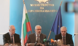 Д-р Илко Семервдиев (в средата) представи наследството, оставено му от бившия вече министър на здравеопазването Петър Москов