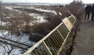 Парапет от надлез падна върху мрежата на БДЖ