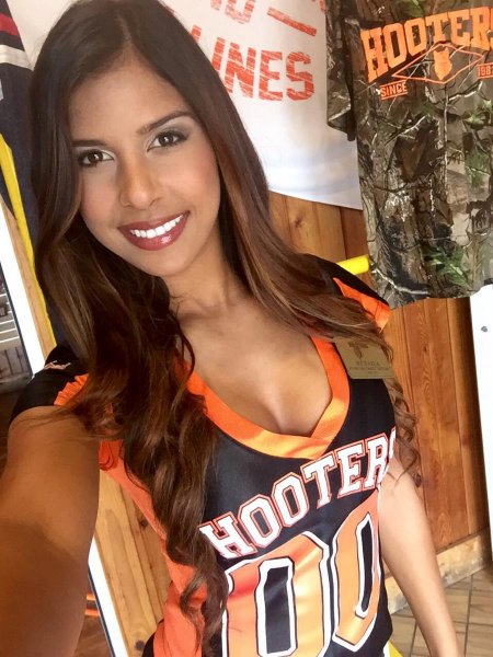 Момичетата на Hooters1