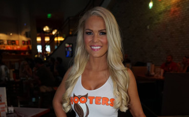 facebook.com/hooters/