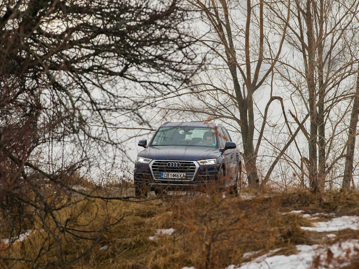 Audi Q5 е постигнал вътрешен баланс. Не е толкова огромен и крещящ като Q7, но предлага всичко най-добро от него, при това на по-ниска цена, с по-малко вътрешно пространство естествено, но вече и с въздушно окачване. И този прекрасен интериор.