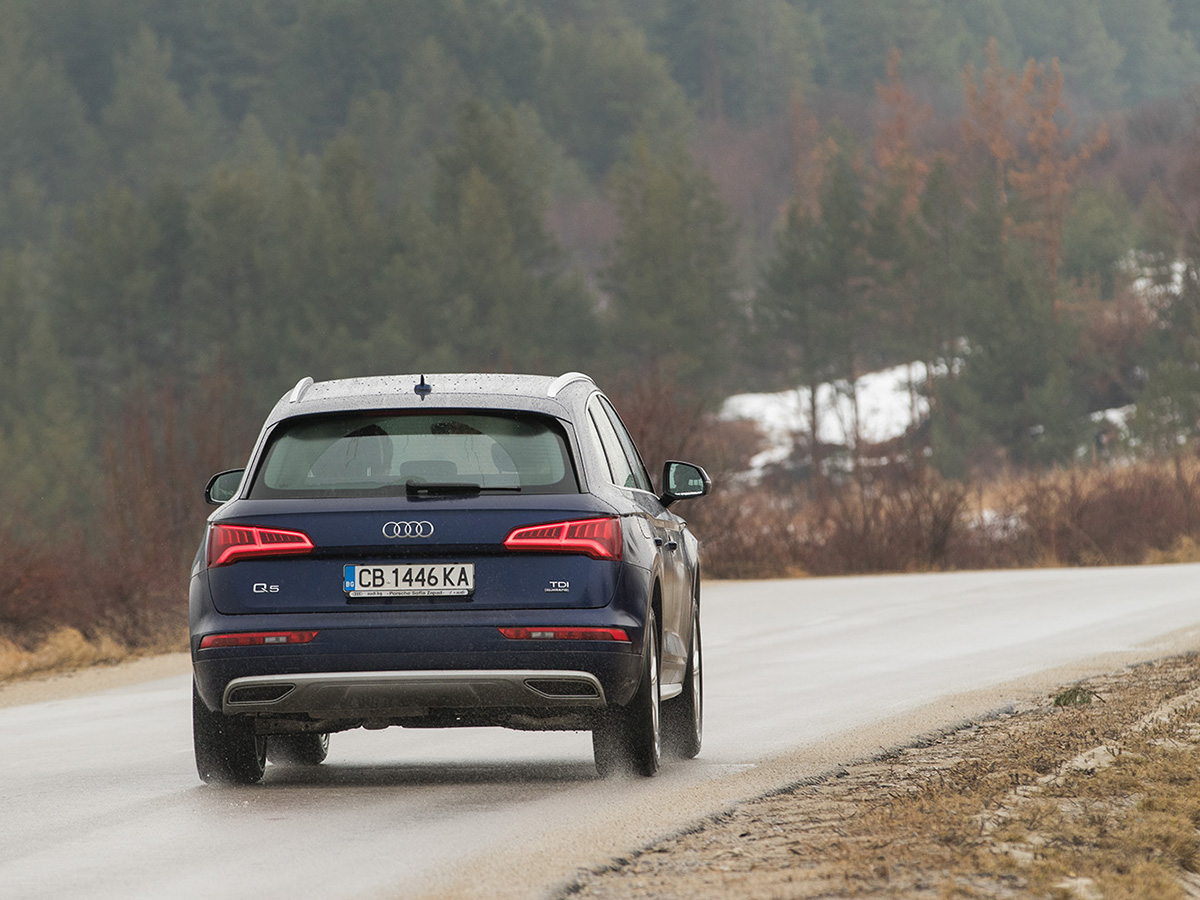 Audi Q5 е постигнал вътрешен баланс. Не е толкова огромен и крещящ като Q7, но предлага всичко най-добро от него, при това на по-ниска цена, с по-малко вътрешно пространство естествено, но вече и с въздушно окачване. И този прекрасен интериор.