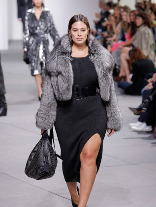  За представянето на сбирката си Есен-Зима на Седмицата на модата в Ню Йорк дизайнерът Майкъл Корс нае plus-size модела Ашли Греъм. 