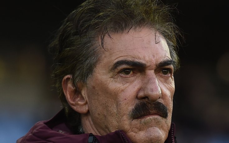 Какъв картон се дава на треньор, който спъва футболист?