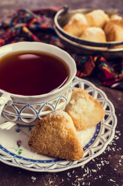 Денят на кралицата започва с чай и малко бисквити. Чаят е без мляко и захар. 