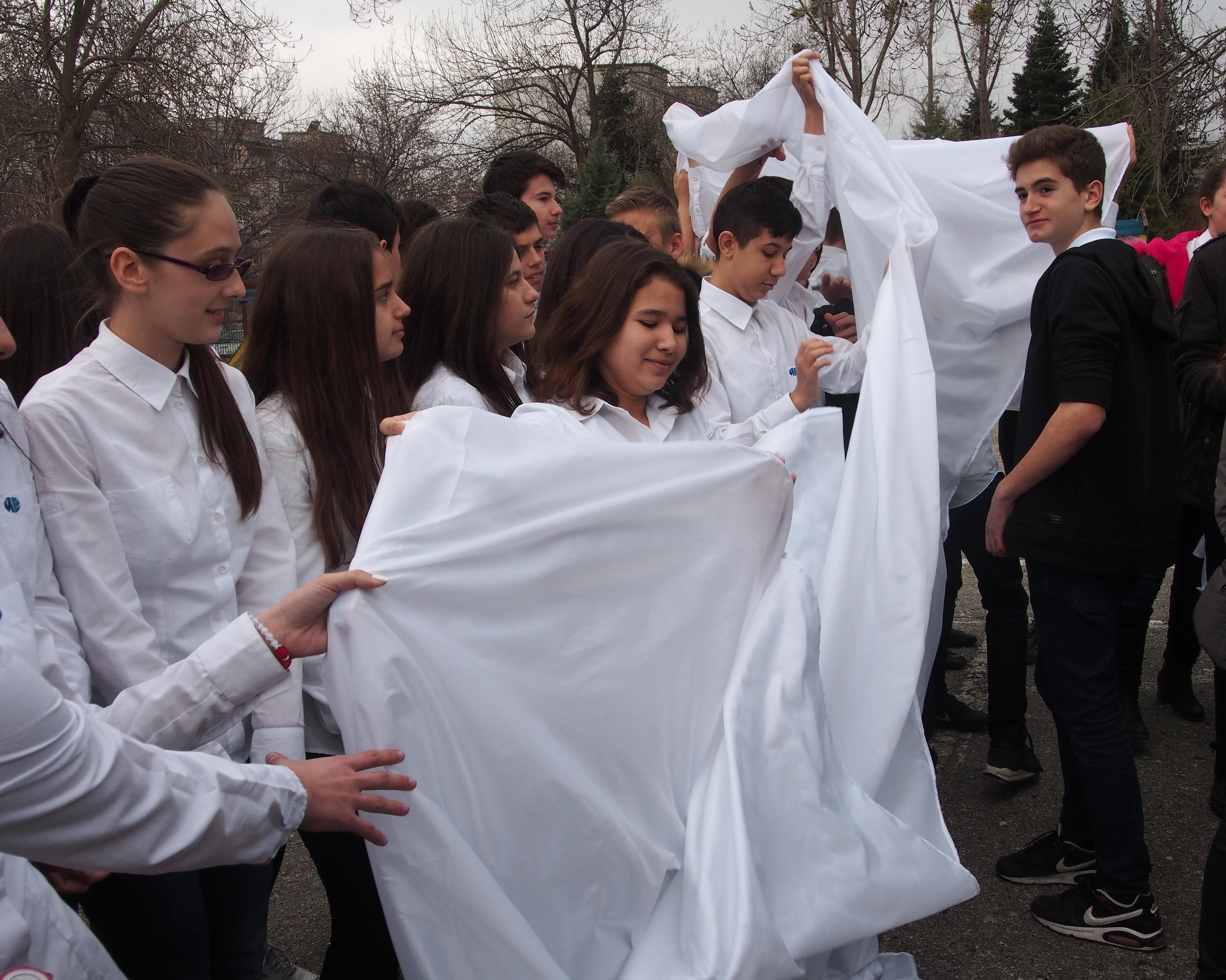 Ученици от Гимназията с преподаване на чужди езици "Йоан Екзарх" във Варна поставят рекорд за най-голямото българско знаме направено от хора.