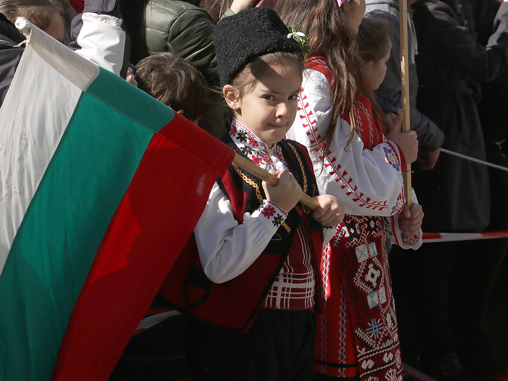 Всяка година, в първата неделя на месец март в Широка лъка се провежда традиционния кукерски събор – "Песпонеделник". Кукери от всички краища на страната гонят злото за да бъде годината здрава, спорна и плодородна. Освен „Песяците“ от Широка лъка, останалите кукерски състави са от Драгоданово, Дъбене, Каравелово, Стралджа, Ябълково – общо повече от 250 участници.