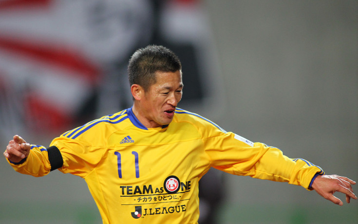 Невероятно: Най-възрастният професионален футболист продължава да играе и на 50