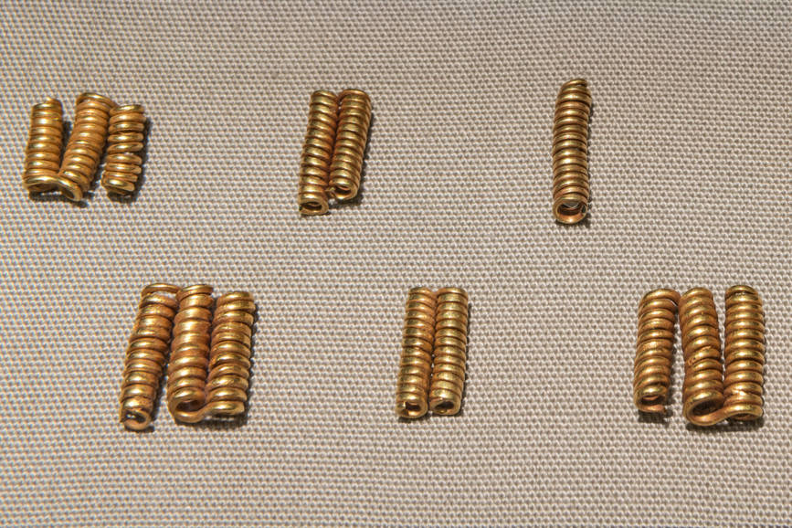Уникално българско злато в момента е изложено във виенския Музей за история на изкуството.„Първото злато. Ада тепе: най-древният златодобивен рудник в Европа" включва 333 находки, между които златни накити и съдове, бронзови сечива и оръжия, слитъци от бронз, калъпи за изливане на бронзовите предмети, малък брой сребърни накити.