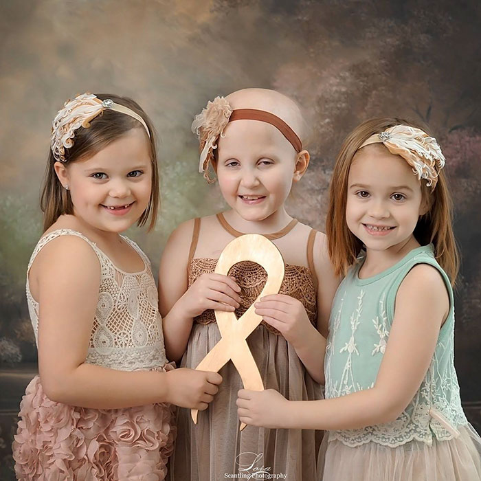 През 2014 г. фотографката Лора Скентлинг снима три малки момичета, които се борят с тежката диагноза рак. Кадърът, на който 3-годишната Райли (Rylie), 6-годишната Реян (Rheann) и 4-годишната Ейнсли (Ainsley) се прегръщат, доби популярност в онлайн медиите и беше разпространен в социалните мрежи. Три години по-късно децата застават отново пред обектива на Лора, по-силни и по-здрави отвсякога.