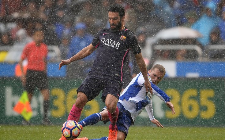 Китайци изкушават халф на Барса