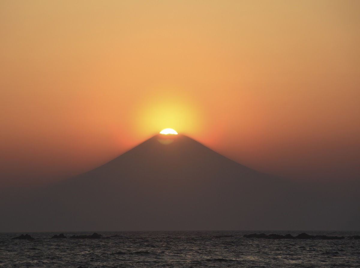 Вулканът Фиджи в Япония на фона на изгряващото слънце