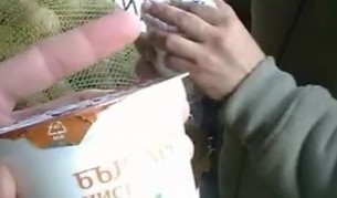 Бежанци изнасят храна от центровете и я продават