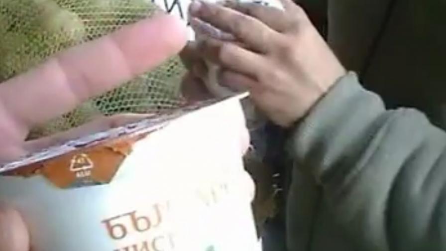 Бежанци изнасят храна от центровете и я продават