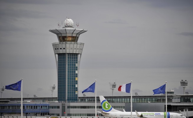 Стрелба в Париж, евакуираха летище, търсят експлозиви