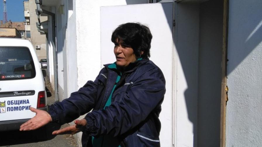 Чистачка откри 2000 евро в кофа за боклук в Поморие и върна парите