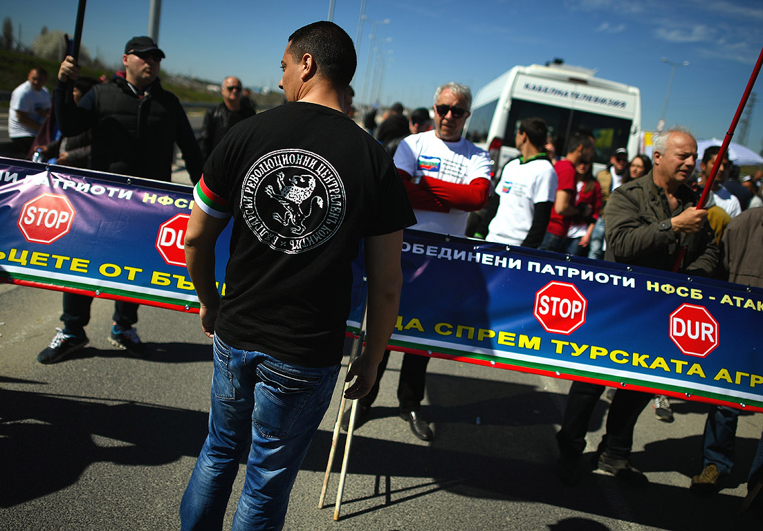 В 11:00 часа трите гранични пункта по българо-турската граница бяха затворени. Протестиращите носят лозунги срещу изборния туризум , както и знак „Стоп”, преведен и на турски език.