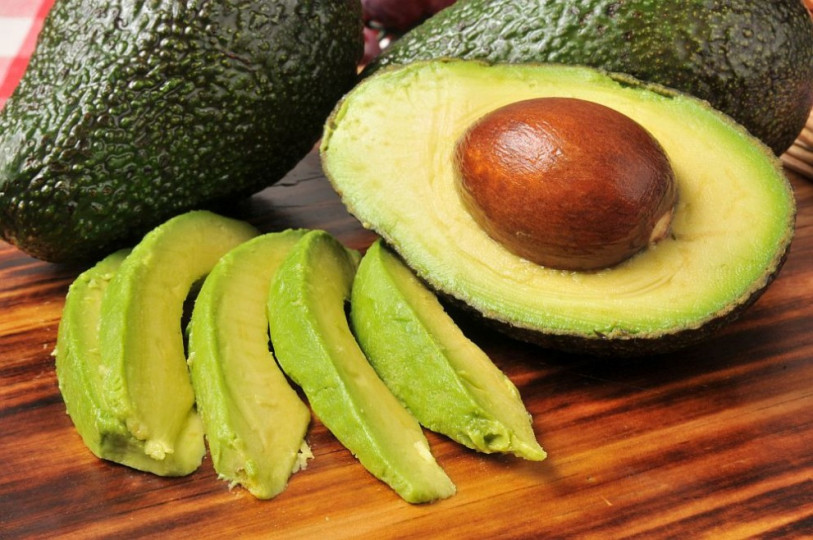 Авокадо - това е плод, за който се смята, че намалява нивото на лошия холестерол. Той е източник на влакна, съдържа витамин Е.