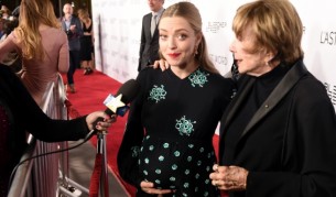 Аманда Сийфрид и актрисата Шърли Маклейн в Холивуд на премиерата на филма "Последната дума"