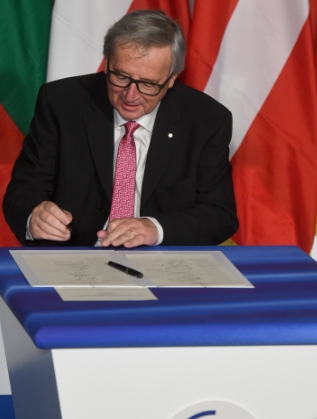 Председателят на ЕК Жан-Клод Юнкер подписва Римската декларация