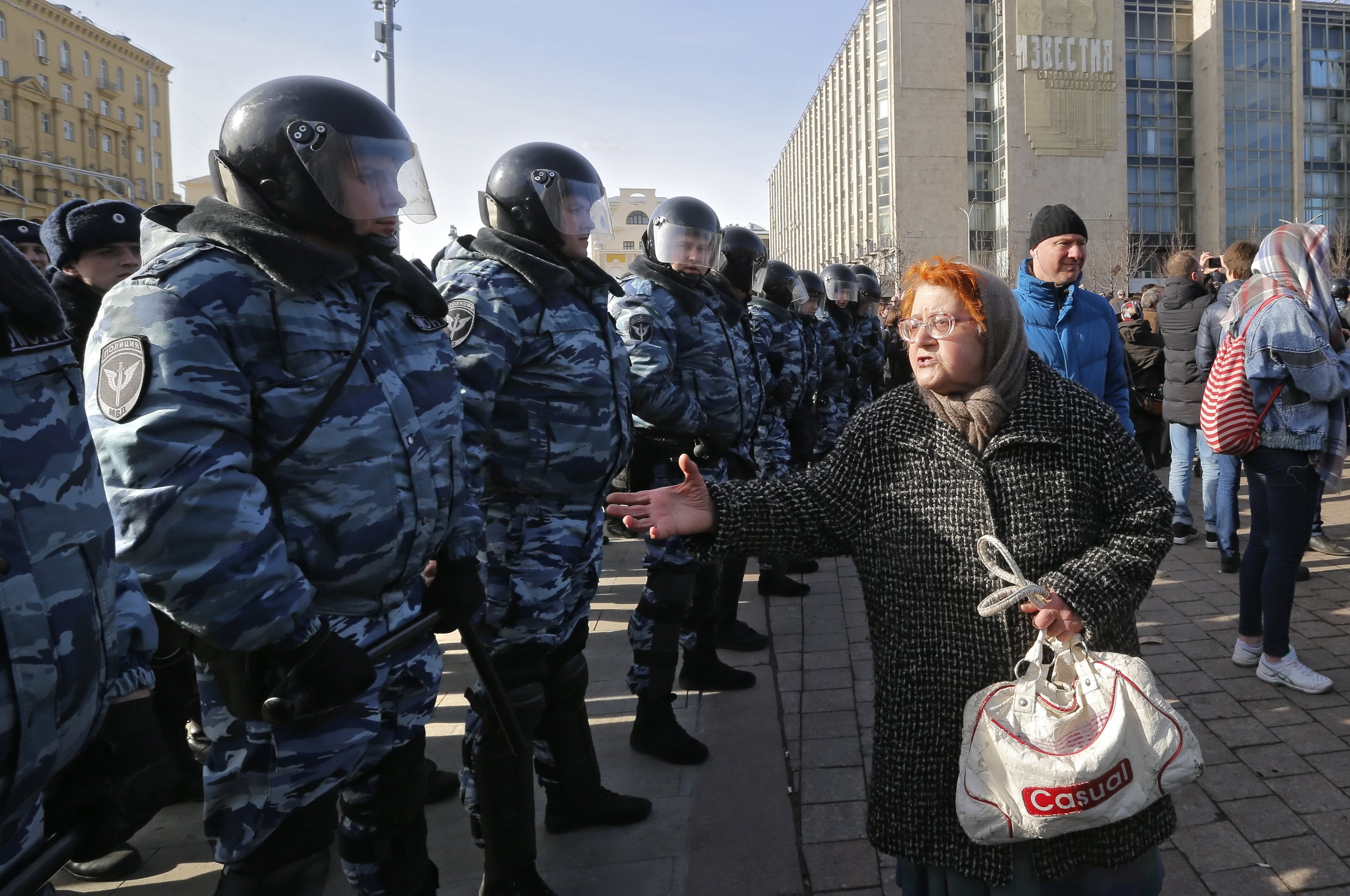 Стотици граждани са арестувани заради участието си в антикорупционни протести в руската столица Москва. Сред тях е и видният критик на Кремъл Алексей Навални. Над 7000 души са се включили в протеста. Полицията съобщи, че в Москва са арестувани около 500 души, но според неправителствена организация, специализирана в наблюдението на протести, задържаните са най-малко 933. Навални апелира за масови демонстрации след подробен доклад по-рано този месец, обвиняващ премиера Дмитрий Медведев в редовно използване на разкошните резиденции в централната част на Русия и на Черноморското крайбрежие.