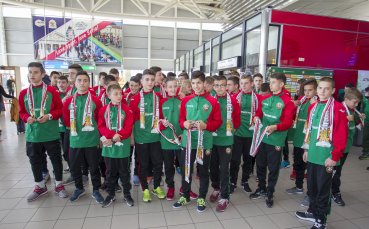 Страхотно посрещане за юношите в София