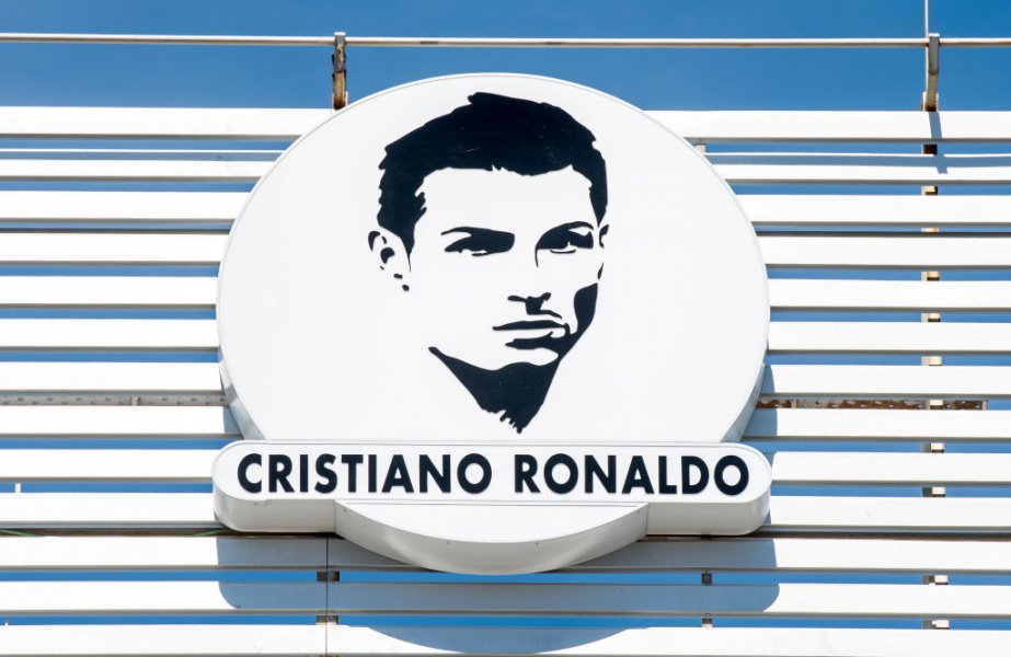 Кристиано Роналдо статуя1
