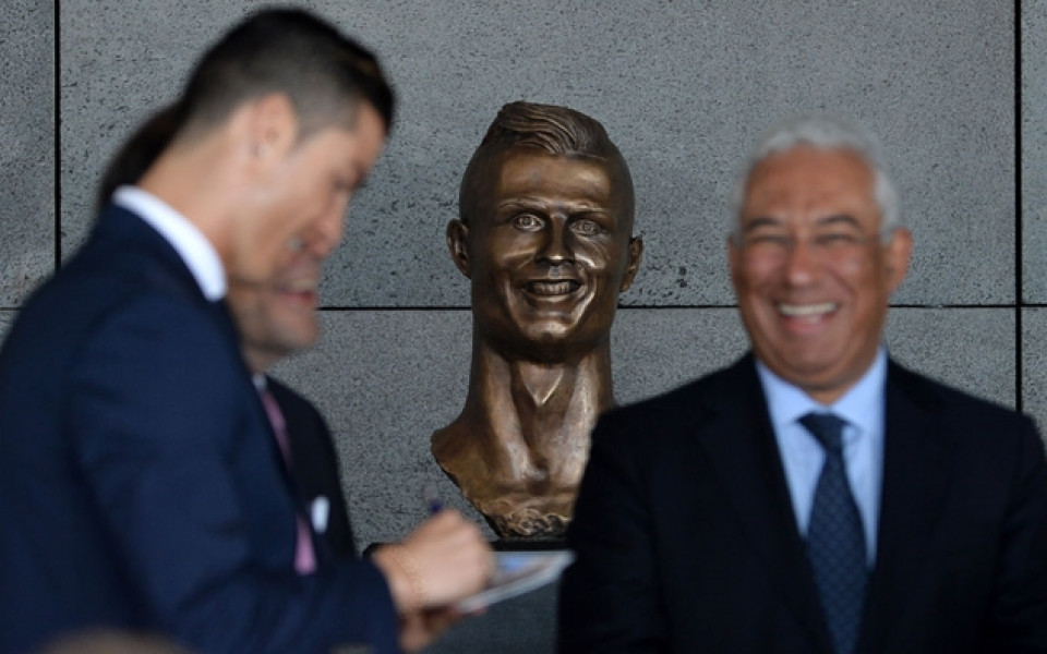 След анкета: Статуята на Роналдо е комична