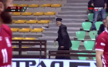 Свещеник гледа волейболен сблъсък