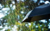 Пролетни капризи: Облаци, дъжд и гръмотевици в понеделник 🌧️